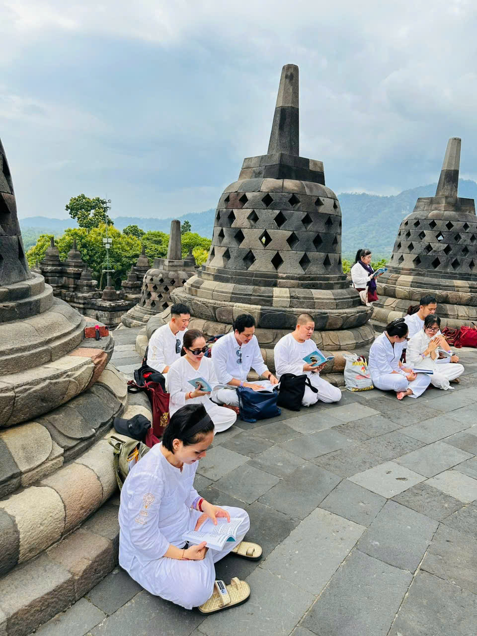 TOUR DU LỊCH TÂM LINH ĐẶC BIỆT BOROBUDUR HUYỀN BÍ KHÁM PHÁ QUẦN THỂ NHỮNG NGÔI ĐỀN LINH THIÊNG KỲ QUAN PHẬT GIÁO TRONG LÒNG ĐẤT NƯỚC HỒI GIÁO INDONESIA  
